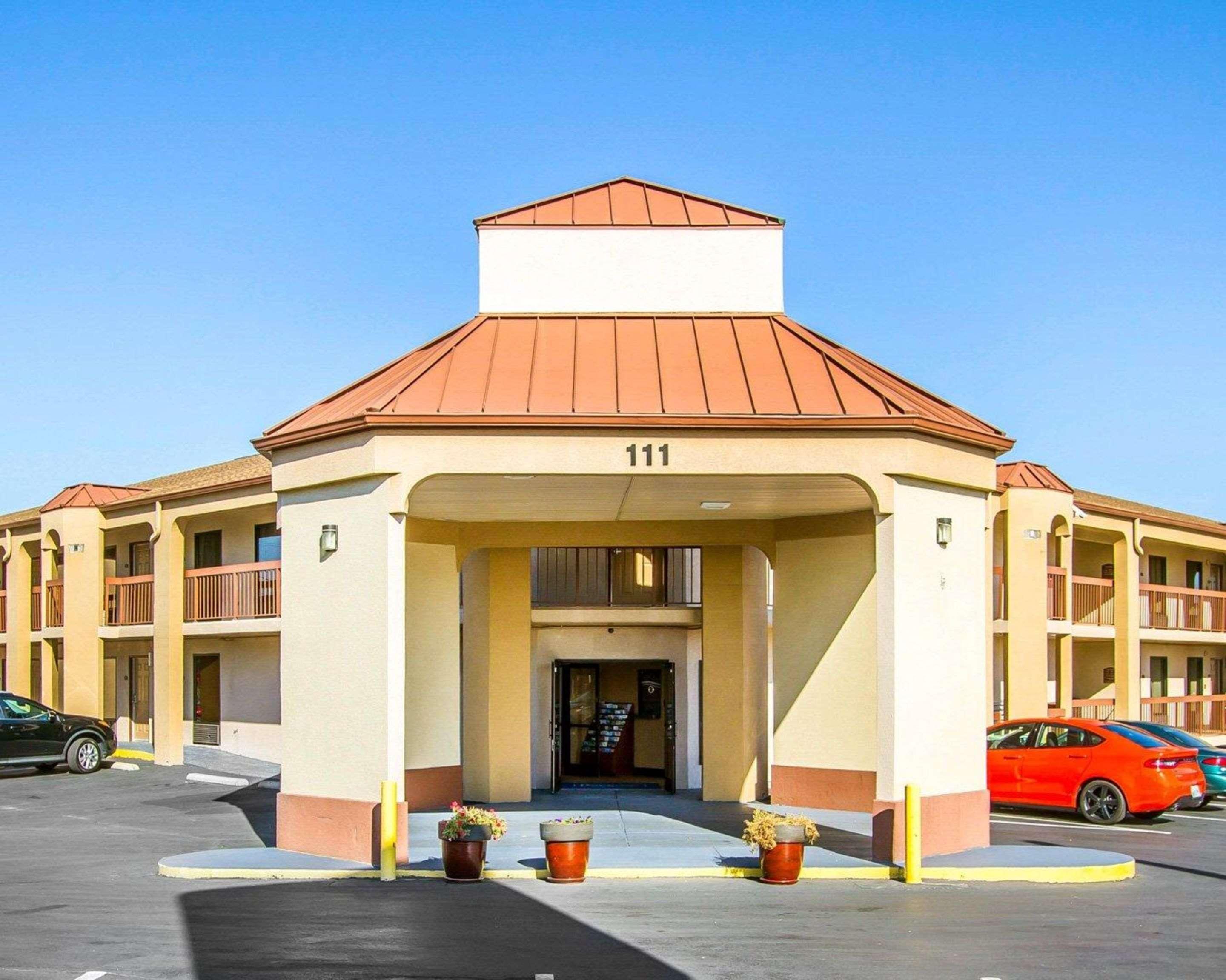 Rodeway Inn & Suites Clarksville Exterior photo
